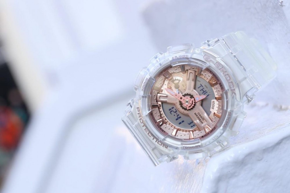 手錶還透過金屬零件堆疊方式展現出層次感,而且也滲透著復古的情懷!