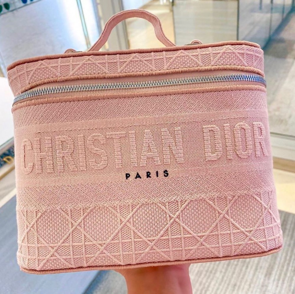 這次同系列更推出了籐格紋圖案刺繡化妝箱袋,再配上經典「Christian Dior」標誌