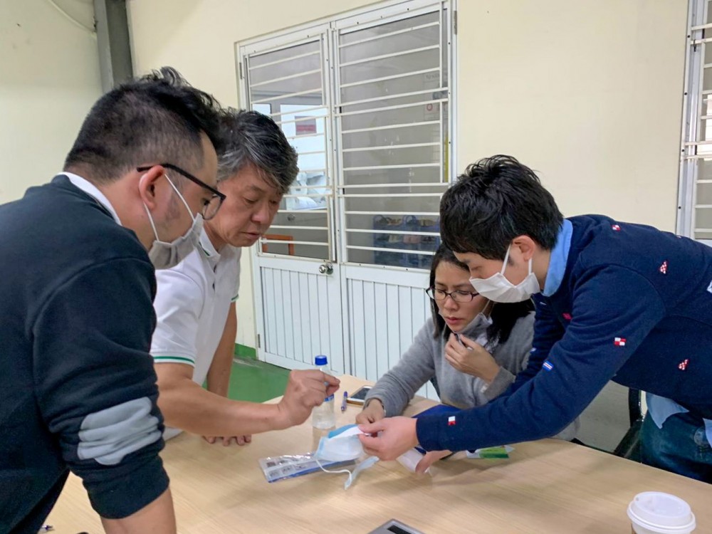 事緣在農曆新年前，其實己經有不少新聞提到新型冠狀病毒，雖然當時疫程未算嚴重，但市面上已經開始有搶購口罩潮。有見及此，當時 HKTV mall就派出買手們四出尋找口罩賣，但他們覺得這個是治標不治本的方法，所以公司便成立了「R 小隊」去負責一個新企劃，希望能解決現有的困局～