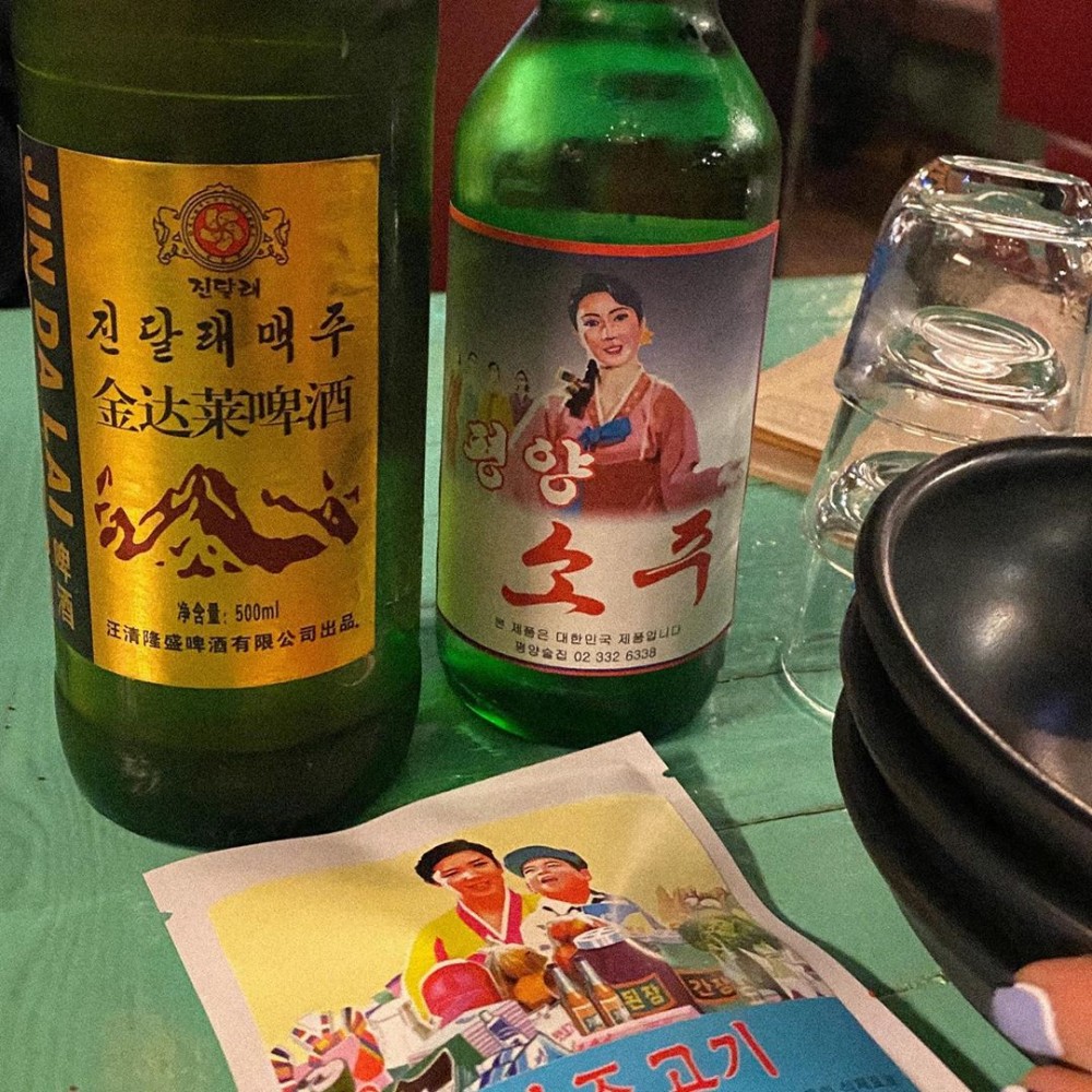 「平壤酒家」從外到內都模仿著北韓的文化特色,裡面有北韓最出名的平壤冷麵,更有售北韓的燒酒和啤酒!