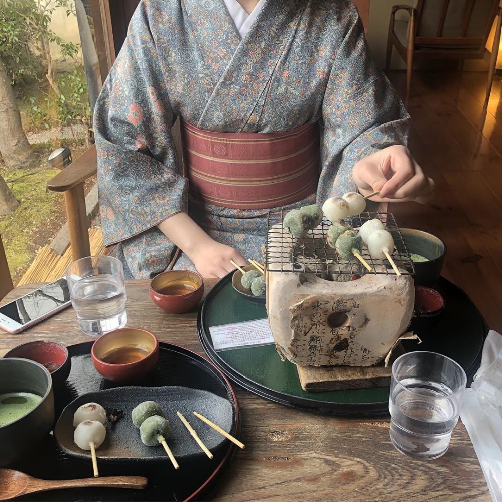 eX cafe (イクスカフェ)以舊宅園改建而成的傳統日式庭園房子,400平方米的和式山水庭園、榻榻米座位等,整棟建築散發出濃厚的傳統韻味