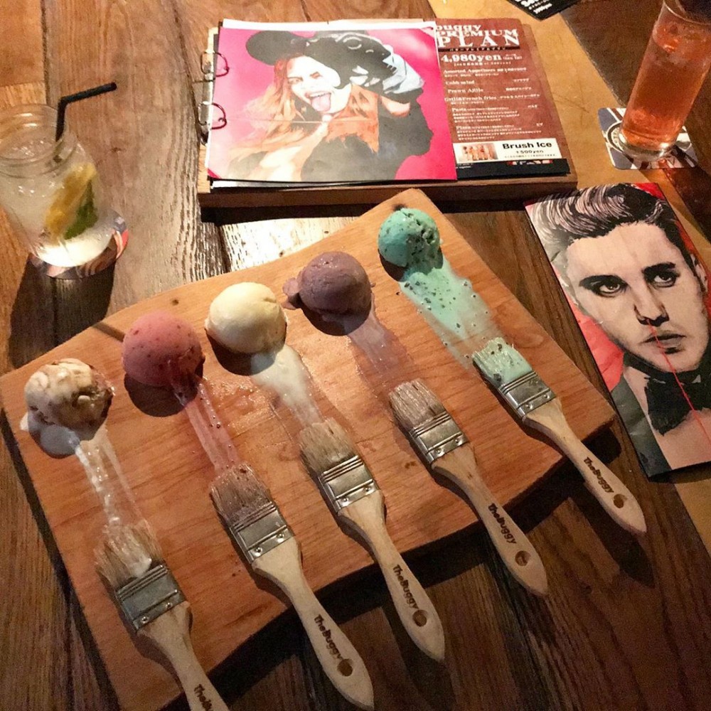 餐廳是位於地下室,就好像廢棄倉庫,不過就滿滿的時尚感,同時各角落也有許多設計師本人創作的作品和藝術畫擺設等等