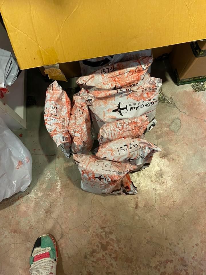 Glamx於專頁發文指今午店舖突遭淋紅油,未知該批口罩是否需全數報銷