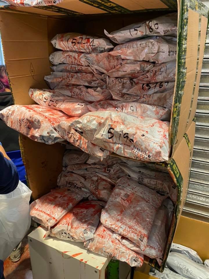 網店Glamx於專頁發文指今午店舖突遭淋紅油