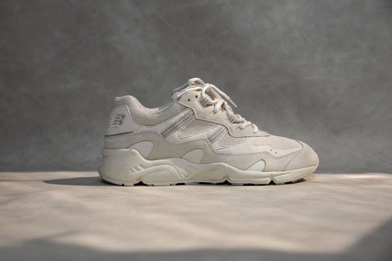 New Balance還同時推出了「奶油白」及「質感灰」,讓一眾球鞋控在搭配上可有更多的選擇