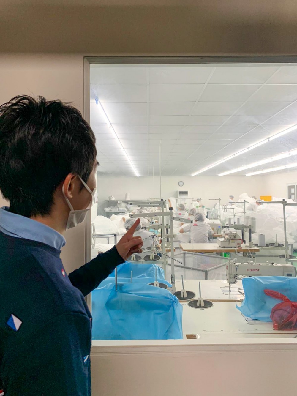 聽到市民的心聲後，「R小隊」開始做資料搜集，搜羅全球看看哪裡有廠商有造口罩的機器售賣，而當時手上的名單有台灣與印度的 30 間公司，他們打算逐一親身拜訪。