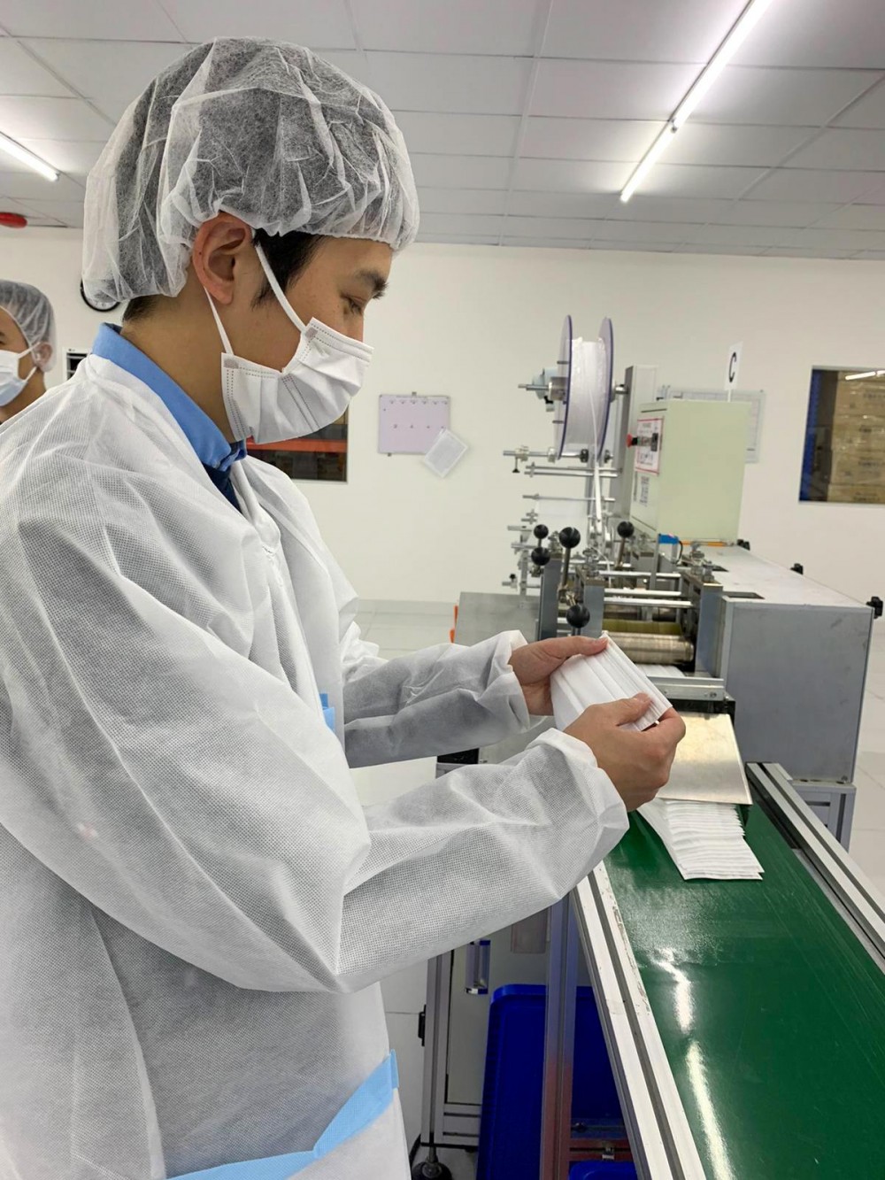 這次皇天不負有心人，第三間的物料供應商說可以賣一批有實驗室認證的隔離層 (口罩中層，能屏障阻擋病菌的) 給他們，並足夠製造 100 萬個口罩，當然他們立刻決定入貨啦！