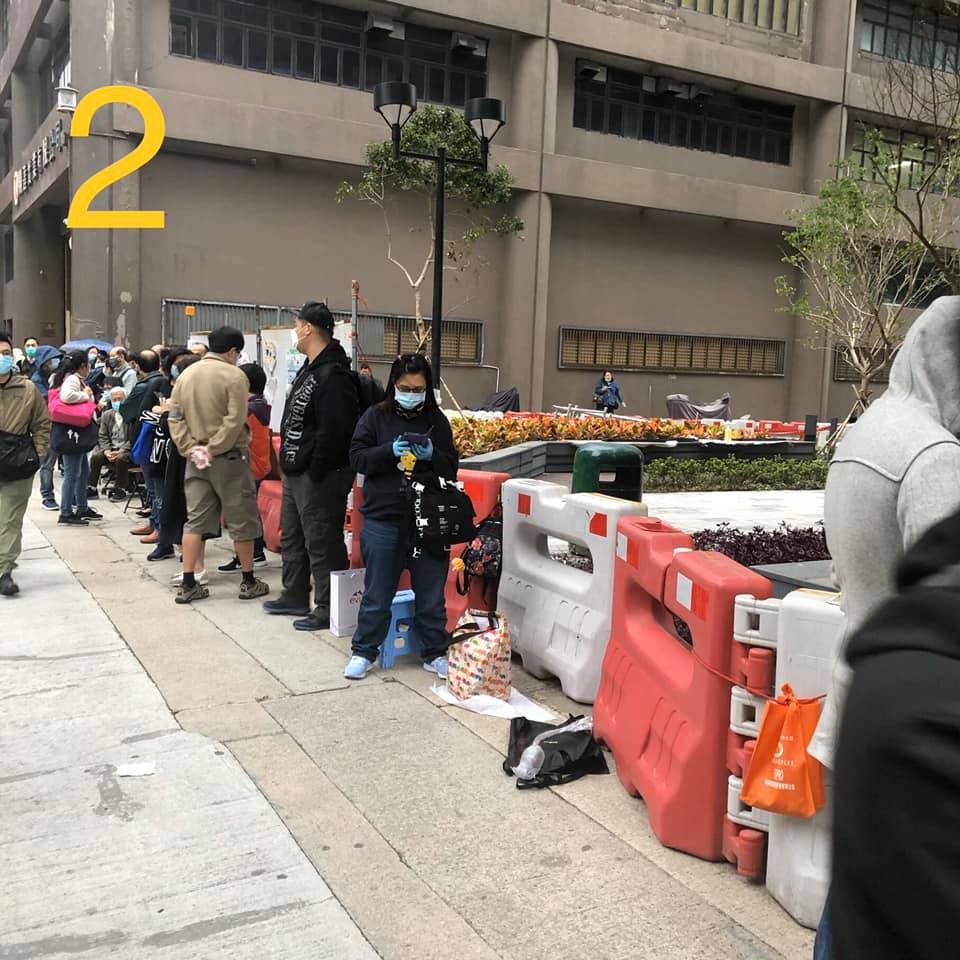 但排隊的情況遠遠超出所想,昨天起已經有數千名市民在九龍灣通宵排隊,人龍逼爆整個九龍灣工業區!