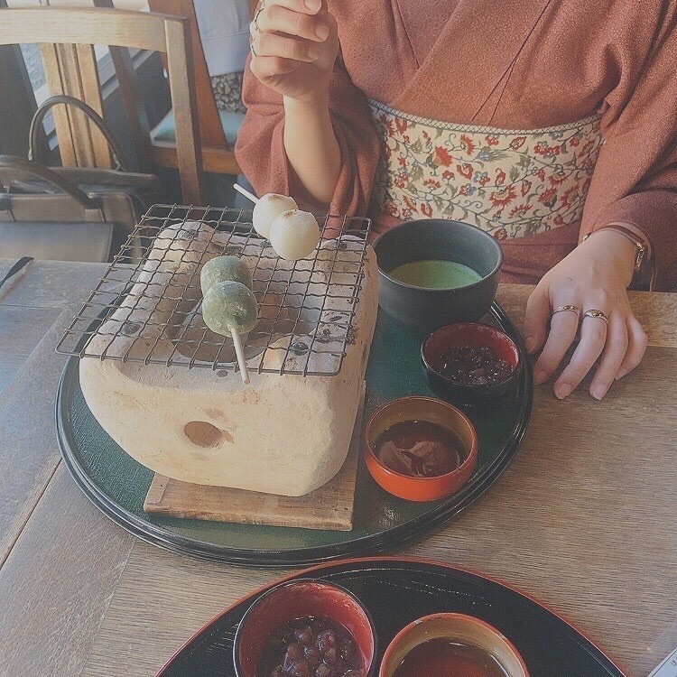 因為可以親自把煙靭軟糯的日本糰子放在小烤爐上面烤,可以DIY體驗外,拍起照來超美啊~