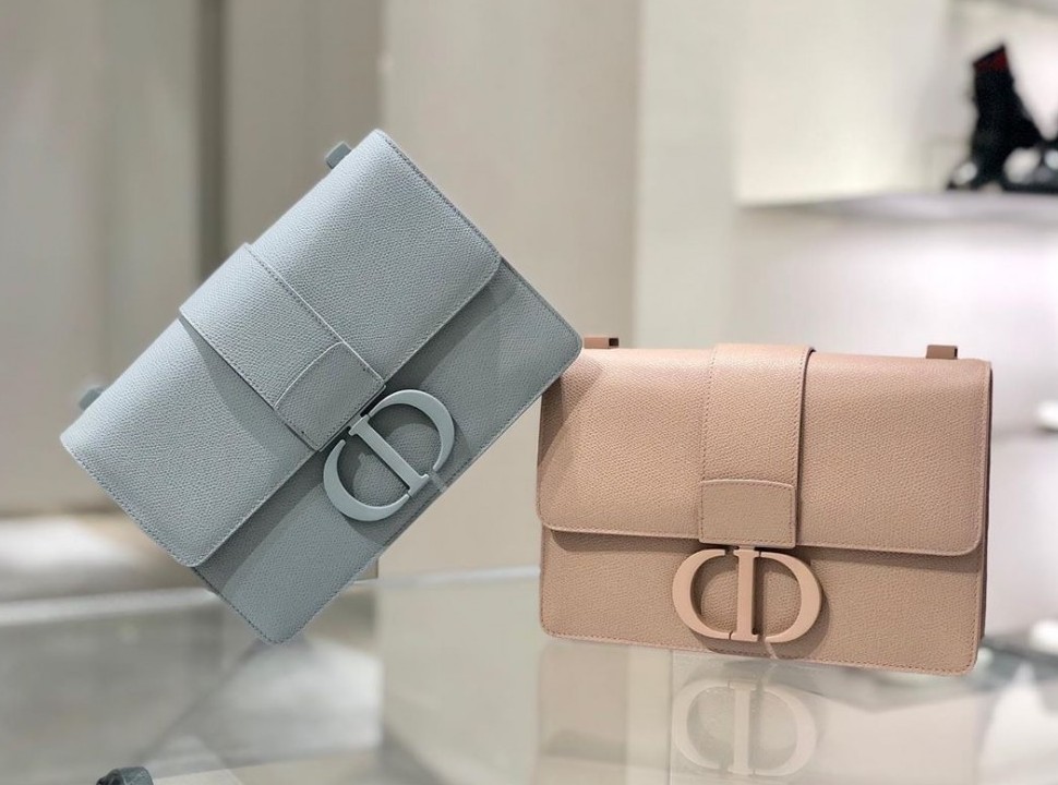 Dior 30 Montaigne還推出了不同款式的系列,這款「壓紋粒面小牛皮皮瓣袋」也是搶手之款,採用霧面紅棕色壓印粒面觸感頂級小牛皮製作