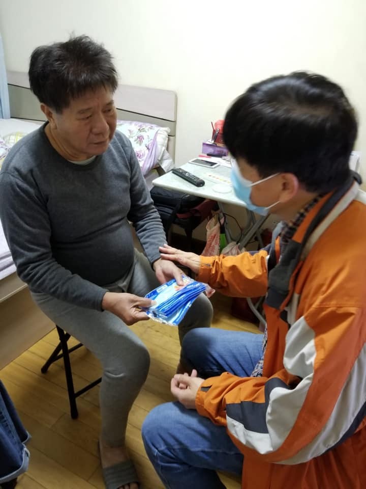 荃灣區議員主席成功找到伯伯，並送上5個口罩以解伯伯燃眉之急