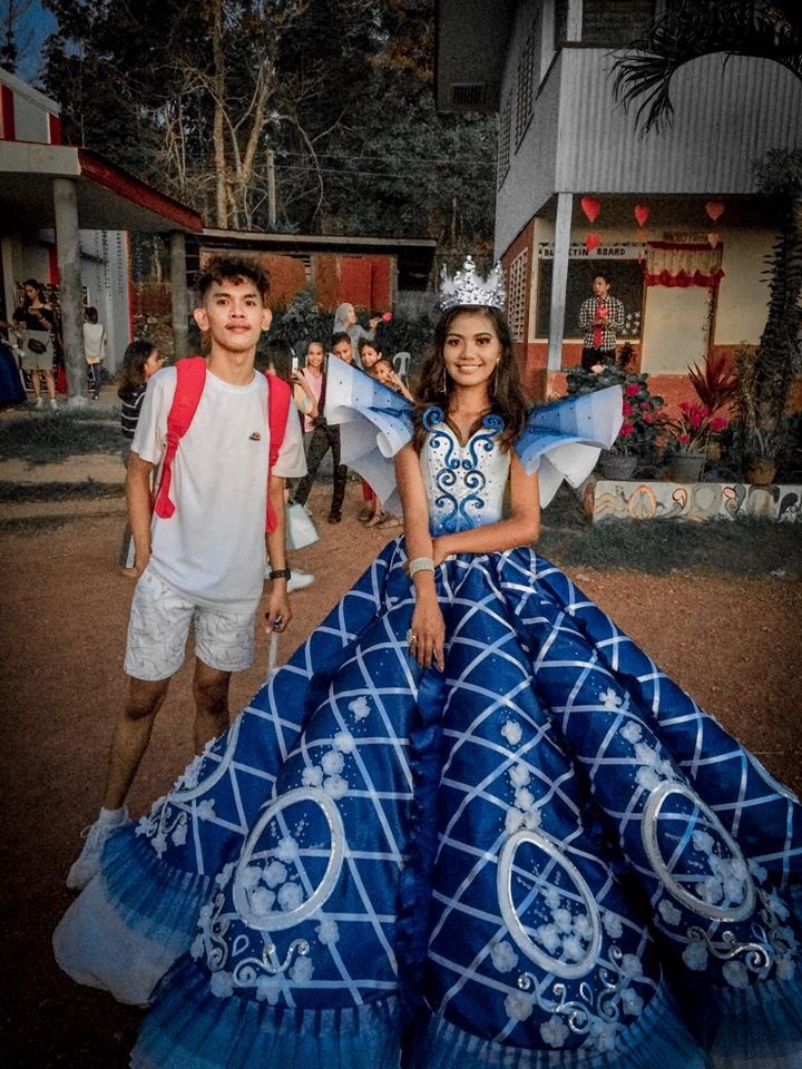 菲律賓有一位少女Lu Asey Keanna Malik想參加學校早前在情人節舉行的舞會,但因家境貧窮,買不起那件奢華貴氣的禮裙