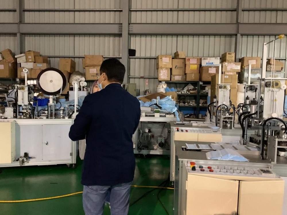 平常一部價值 5 萬美金的口罩機器，卻在一天升價雙倍，但在港人人命攸關的情況下，「R 小隊」仍霸氣的向供應商開出條件，如果願意出雙倍價值，能否確保在 30 天內交貨？