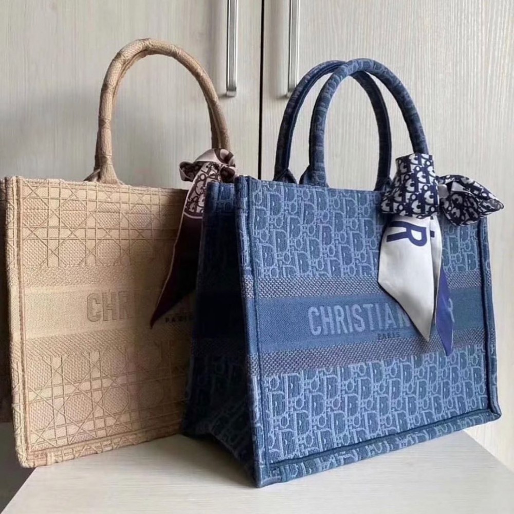 或是選擇今年Pantone代表色Classic Blue,也是時尚界熱銷色系!