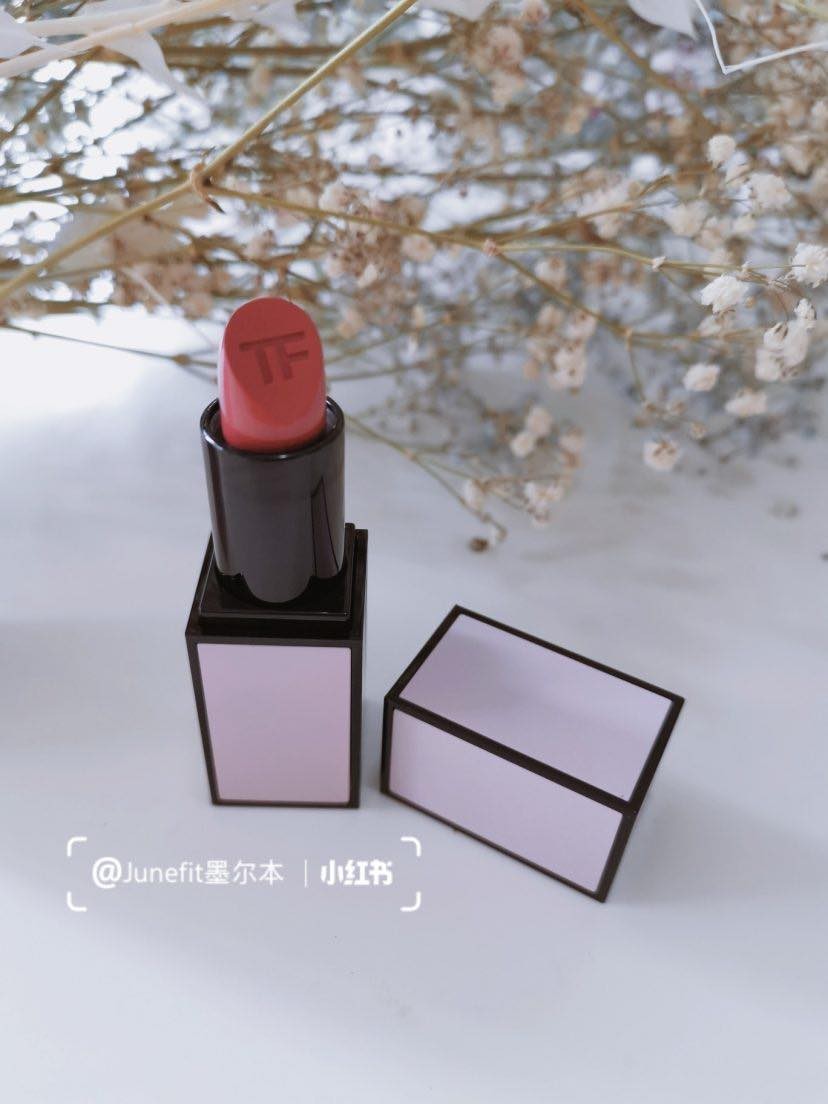 最近也推出了同是Rose Prick系列的Lip Color粉管唇膏,這次唇膏的包裝是以粉管為主