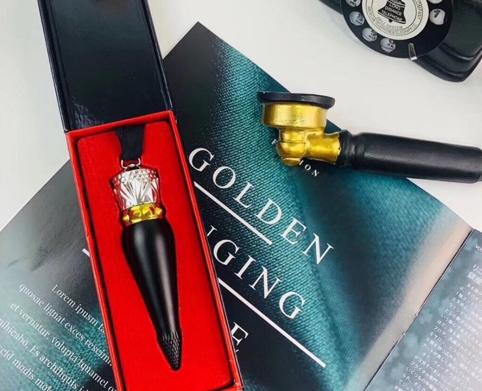 Christian Louboutin的女皇權杖唇膏絕對是讓全球女性趨之若鶩的代表佳作,就如為每位女性加冕一樣