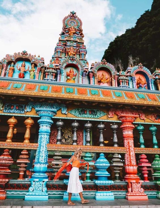 如果想參觀黑風洞的女生就要注意啦!女生來這裡不能穿短褲、迷你裙、短裙