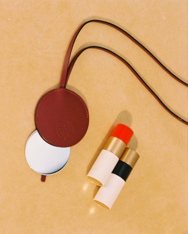 另外還有彈出式唇膏盒和Madame小牛皮繫繩月形鏡，用來放Hermès唇膏