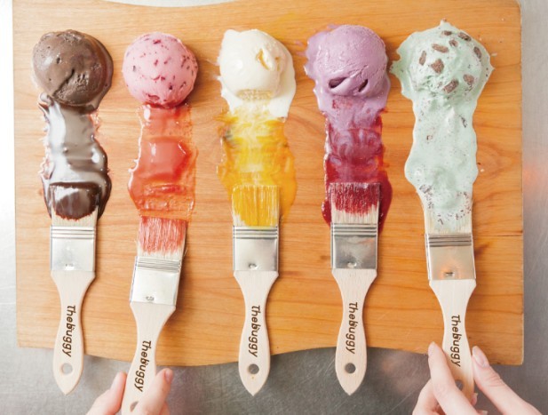 在大阪就有一間被指是「日本女生見面口袋名單」的餐廳,而它的招牌就是一個像畫布般的雪糕拼盤