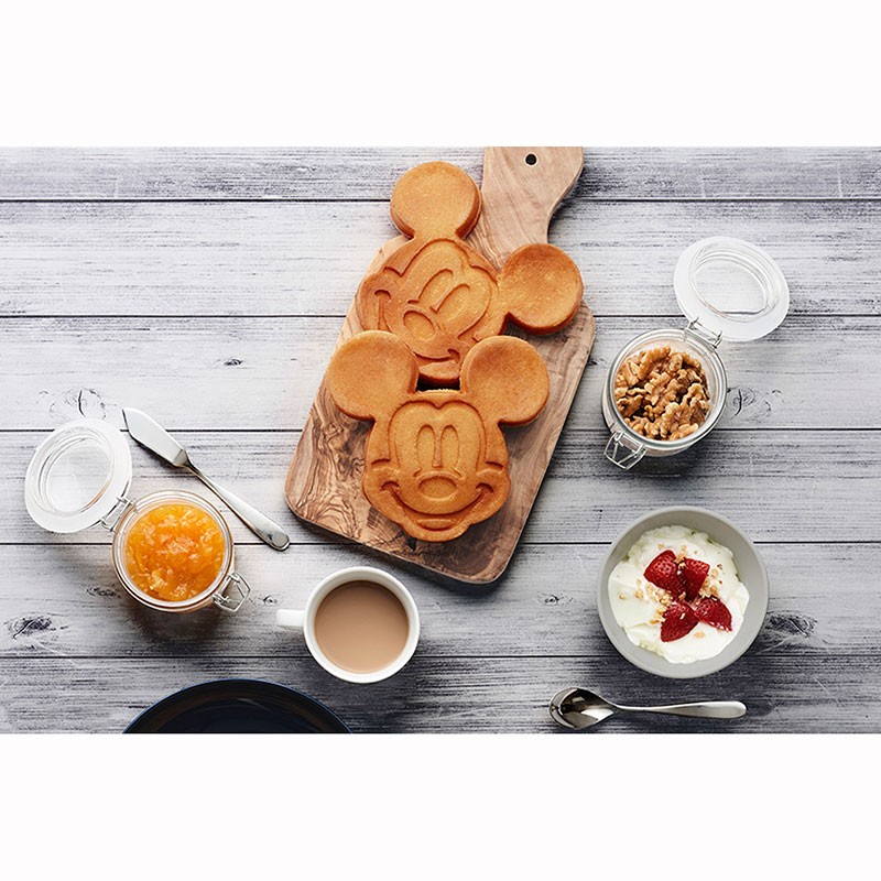 日本迪士尼商店最近推出不少廚房用品,裡面更有「米奇鬆餅機」,另外還有「小熊維尼飛碟機」,造型可愛還相當實用