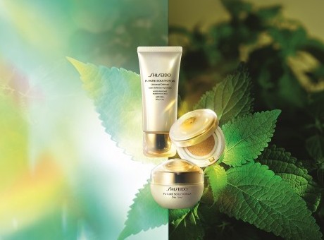 在今年首度登場的晶鑽光感耀澤修護氣墊粉底Total Radiance Regenerating Cushion E SPF50+ PA+++,全方位隔絕紫外線及空氣污染等環境刺激