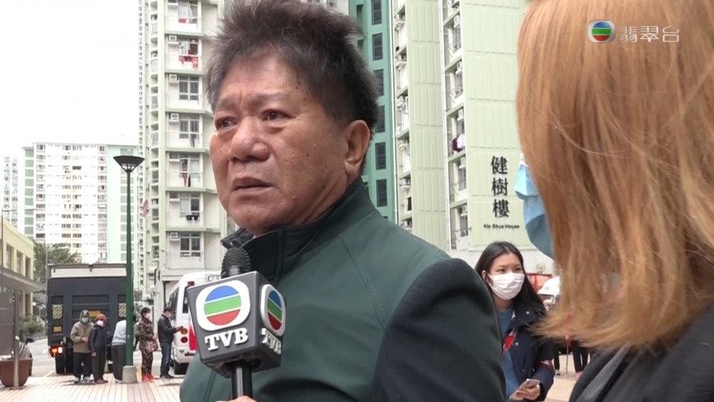 一位沒有戴上口罩、面容憔悴的伯伯