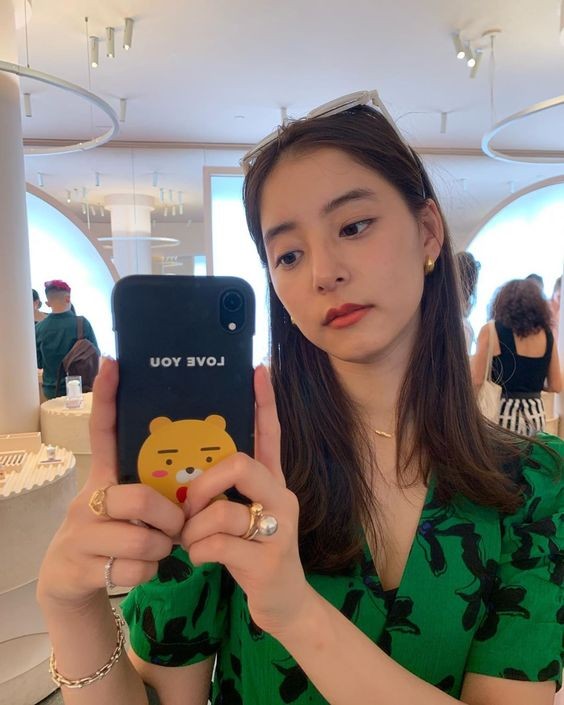 拇指:可帶來勇氣,有助讓你達成目標,同時拇指又象徵著領導者的手指,想增強領導能力的女生可戴右手拇指。