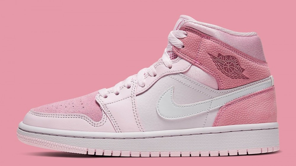 Air Jordan 1 Mid Digital Pink草莓粉色 用上多種材質拼接而成,包括荔枝皮、麂皮、綢緞和網布等