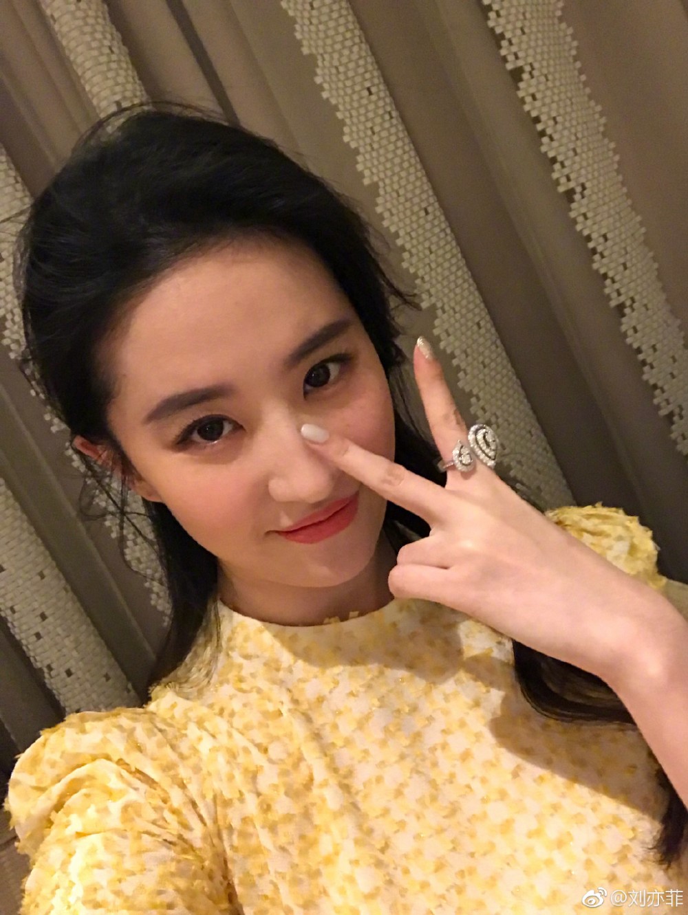 劉亦菲因高調撐警而引發全球 #BoycottMulan ,最近就態度放軟說自己「不是專家」
