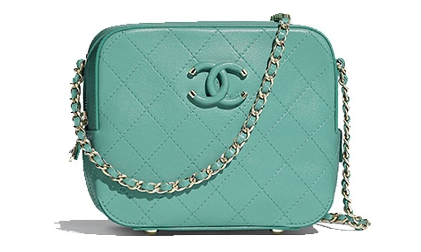 近來相機包款非常受歡迎,看起來小巧可愛,但是因包包容量驚人,所以不是女生的日常包都會選它