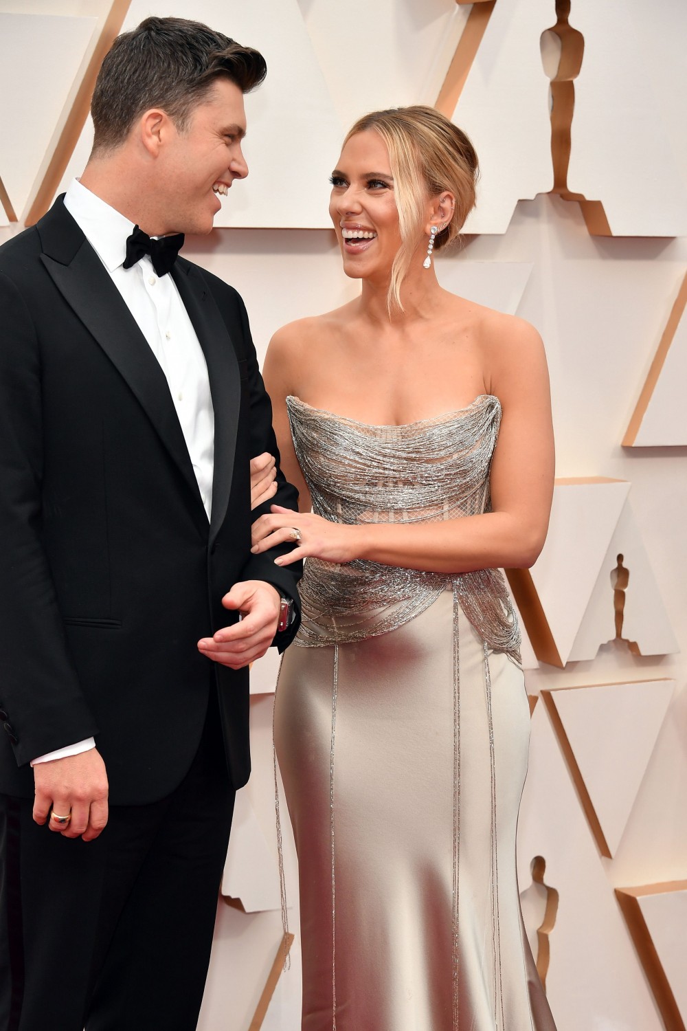 今早攜同未婚夫Colin Jost齊齊走紅氈卻引來了網民熱議,其幸福模樣及甜蜜互動簡直是閃出天際!