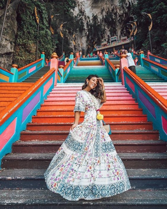 以階梯當背景,不管是站著或坐著拍都好美,也建議女生穿長裙到,可以揚起裙襬來拍照~