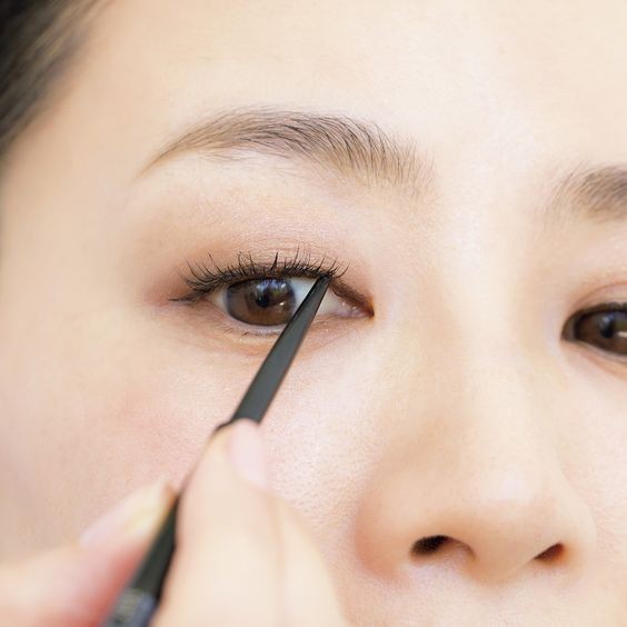 使用啡色或時是灰黑色、筆頭較幼細的眼線筆,沿著睫毛根部填滿就夠了。這樣更能呈現「仿如無妝」放大雙眼的自然眼妝,現在顯色的眼影已經也不再流行~