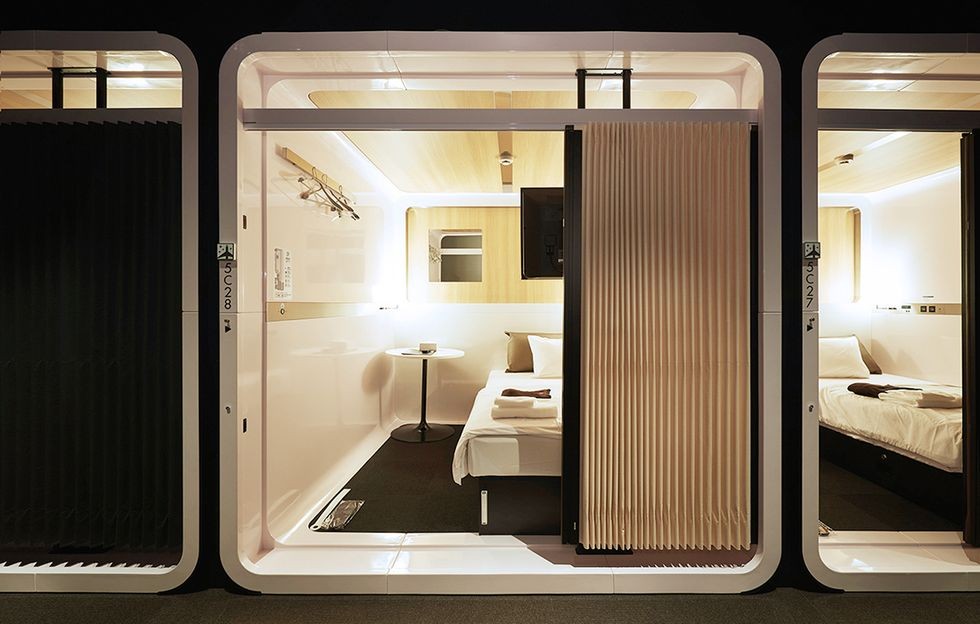 日本「First Cabin」是一間時尚豪華CP值極高的膠囊酒店呢~
