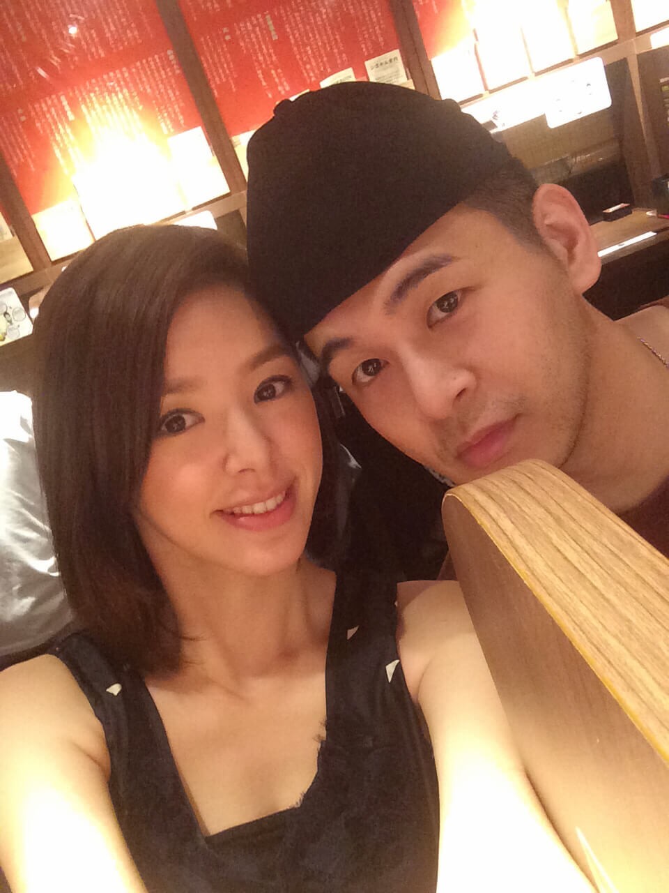 對於Zoie的未婚夫Enrico大家可能還不是很熟悉,畢業於加利福尼亞洲戴維斯大學,主修經濟學,曾經做過對沖基金交易顧問