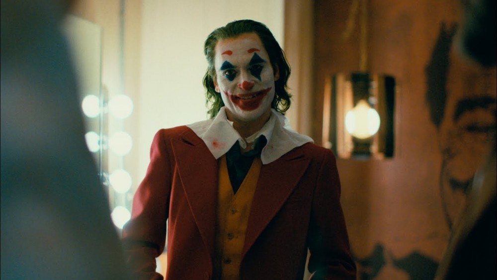 電影由前傳的角度出發,講述 Joaquin Phoenix 飾演的 JOKER一角「Authur」,從小就渴望成為出色的喜劇演員,卻天生患有某種不能被治癒的頑疾-不由自主地失控大笑,而被大家恥笑、唾棄。