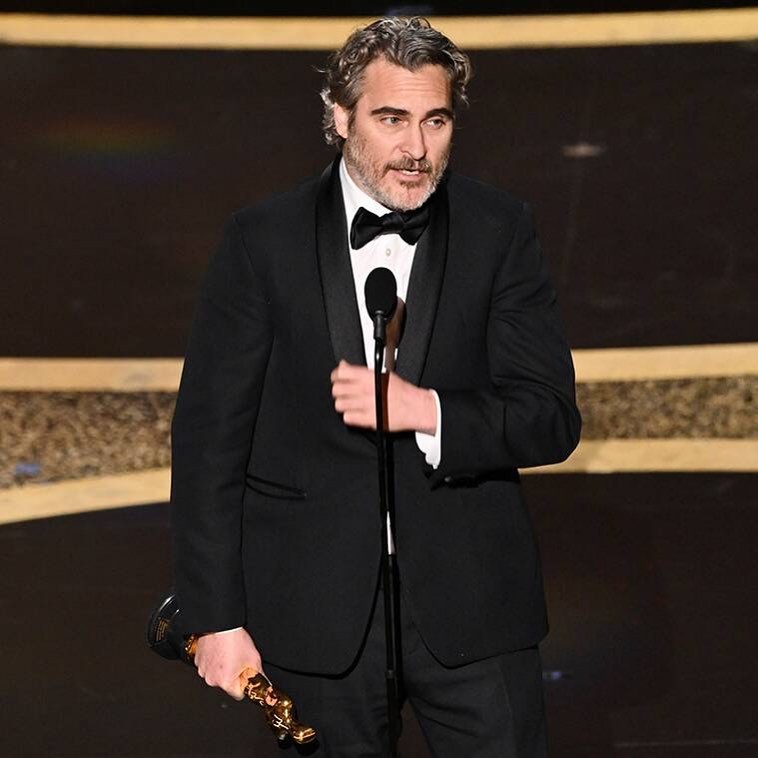當然Joaquin Phoenix 在電影中的引發話題性的癲狂演技,得獎時他自愧未夠資格奪獎,更坦言知道自己是一個很難相處的人,大家卻都用愛去包容他。