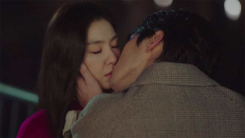 金正鉉聽後都覺得有道理，便與導演一起商討，最後就改為了女生先淺吻，再由男生捧臉深吻。