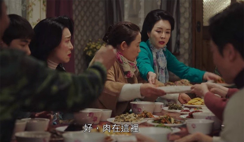 金殷桐看到菜都在正赫那邊，便拿着碗想坐過去，更說自己坐錯位置，不應坐在表治秀這邊。