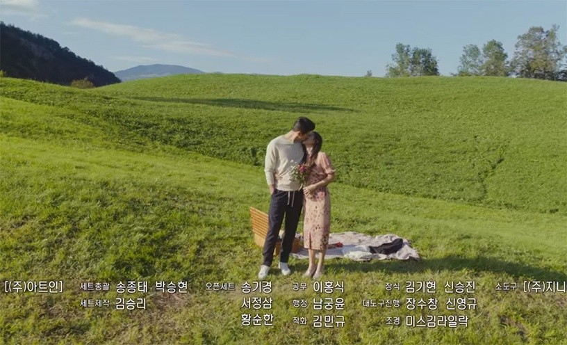 如果你是《愛的迫降》的鐵粉，一定都會記得每一場男、女主角每一場的甜蜜吻戲，而結局最後一幕的那場當然更不可以忘記