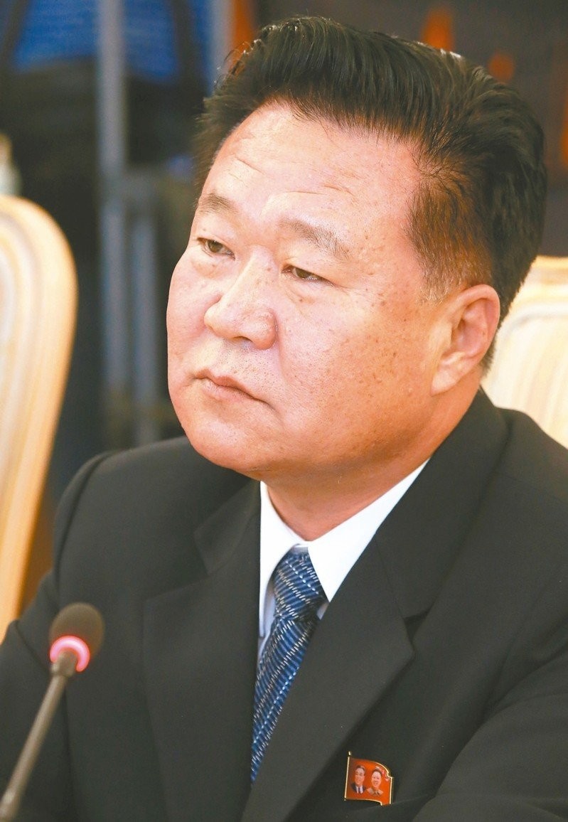 有人就認為他其實就是「北韓第2號人物」崔龍海次子,據悉在金正恩下面就是總政治局長了