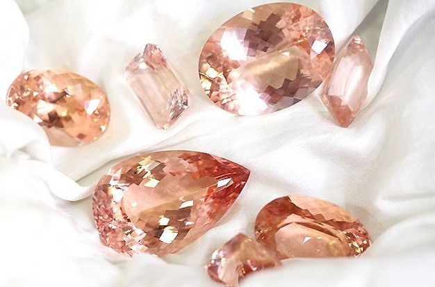 摩根石 (Morganite) 的名稱源於寶石愛好家 J.P Morgan