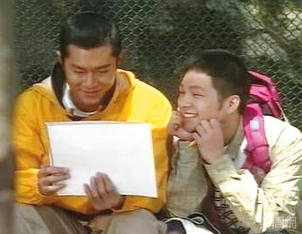鄧一君其實也是演活了傻人一角,當中與哥哥的兄弟情更是騙走了觀眾不少眼淚~