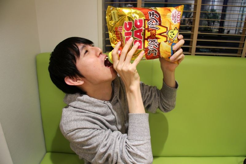 餘下的薯片碎也能快速地倒進口