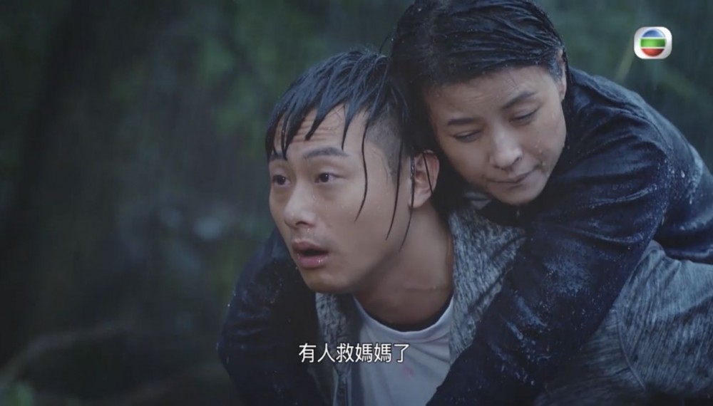 後來「蘭姨」在家中暈倒,「浩仔」馬上背起她冒著雨跑到醫院求醫終病倒,令「蘭姨」也大為所動。