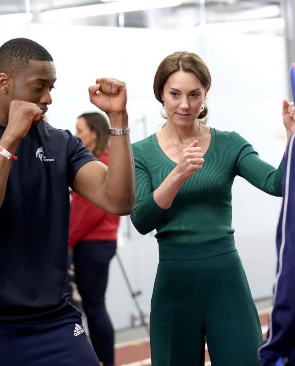 凱特王妃一身墨綠色運動Look，以Mango上衣配襯Zara的長寬褲，綠色條紋白鞋則來自Marks & Spencer