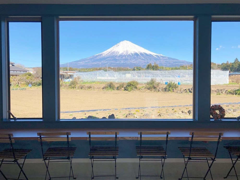 最重點的是店內有一個超大片的落地玻璃,剛好跟富士山面對面