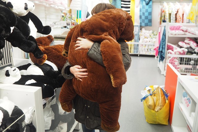 單身的你，想要一個擁抱，也可以暫時把這「耍廢巨熊」當成男朋友，讓它那強壯的雙臂環抱著你