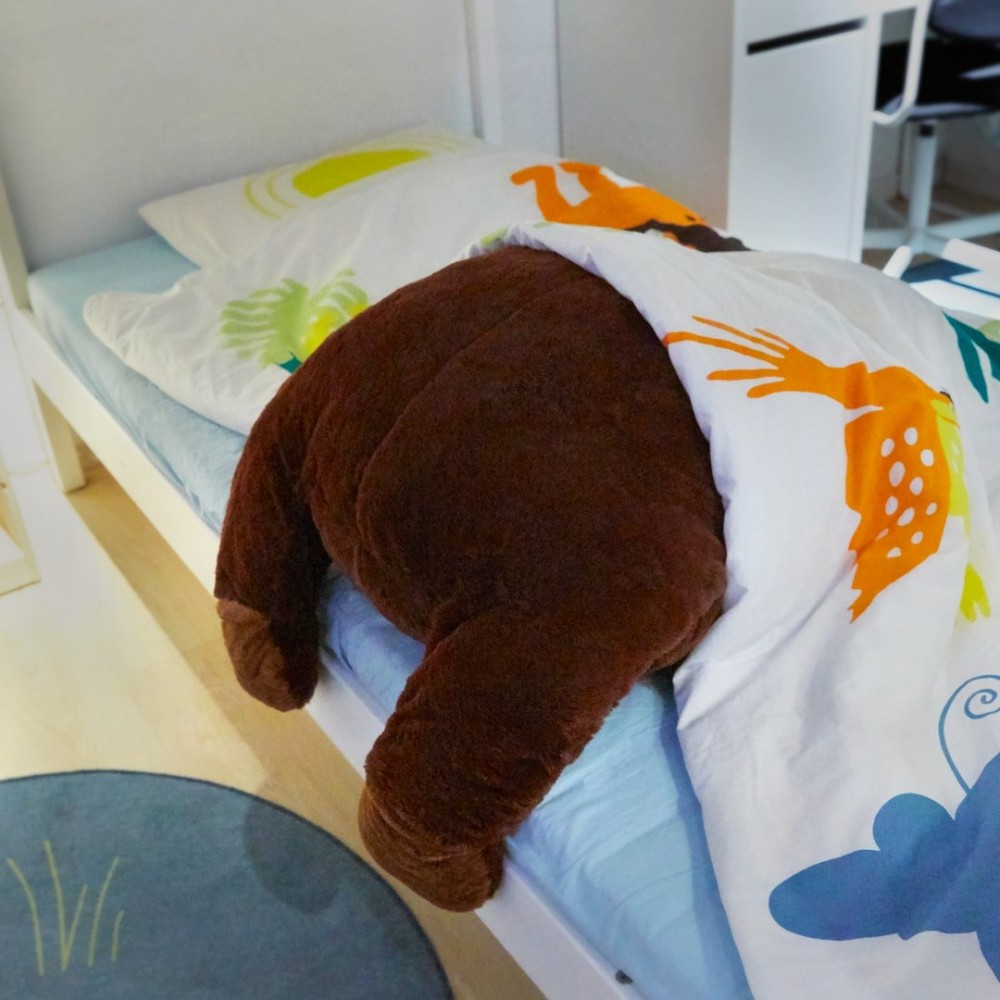 有日本女生把它帶回家，把整張版子蓋好它的上半身，然後只露出超療癒的彈力屁屁