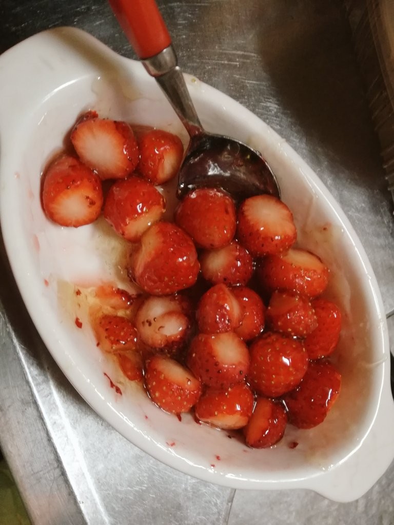 也有網民指把這個蜂蜜草莓冰丟進汽水或酒裡之後美味程度升級得更強